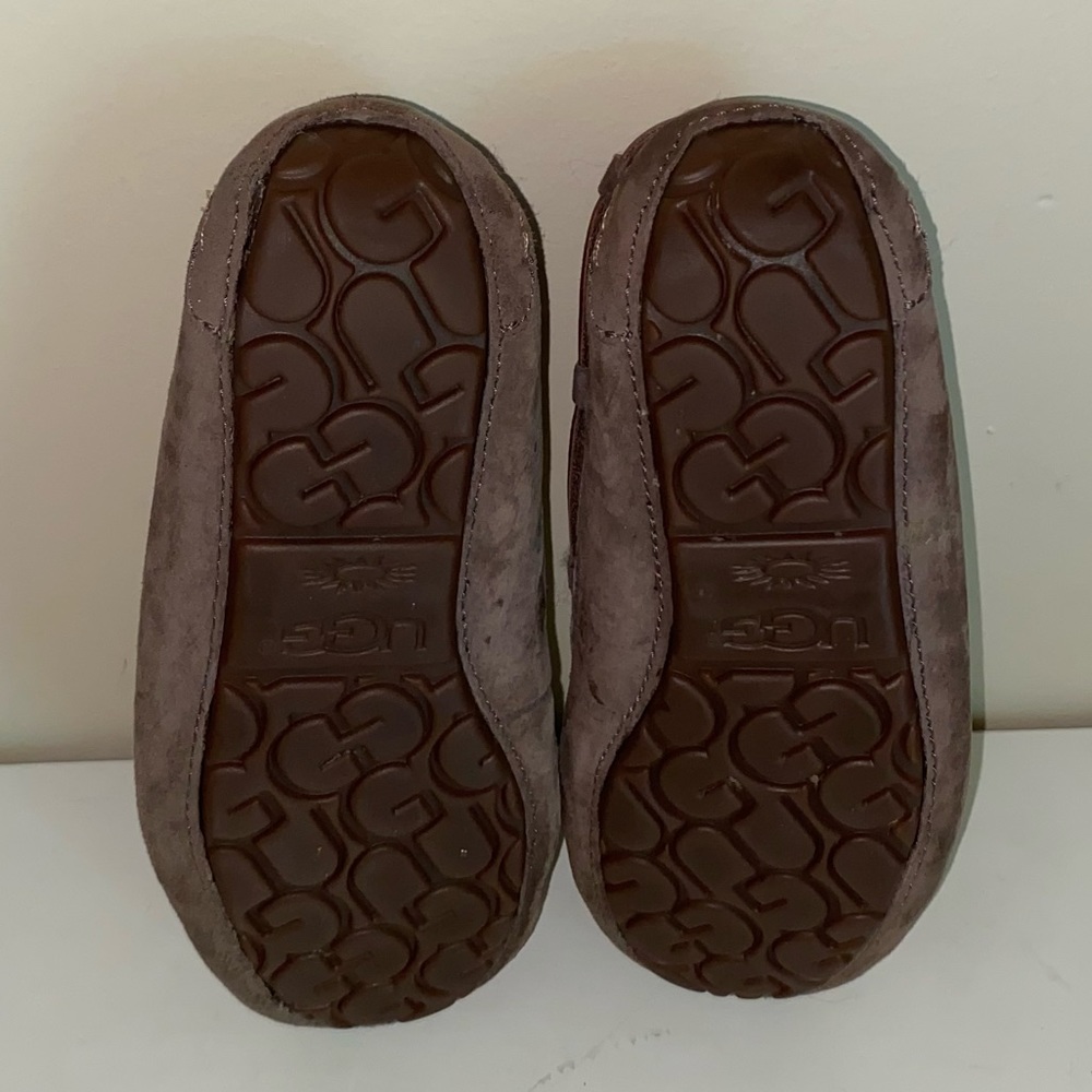 UGG Womenโs Dakota Slippers/Moccasins - Picture 4 of 6